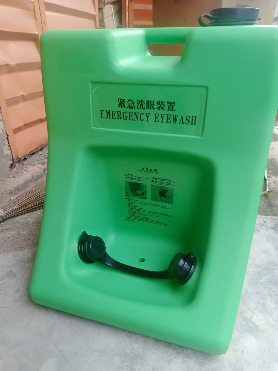 Emergency eye wash solution