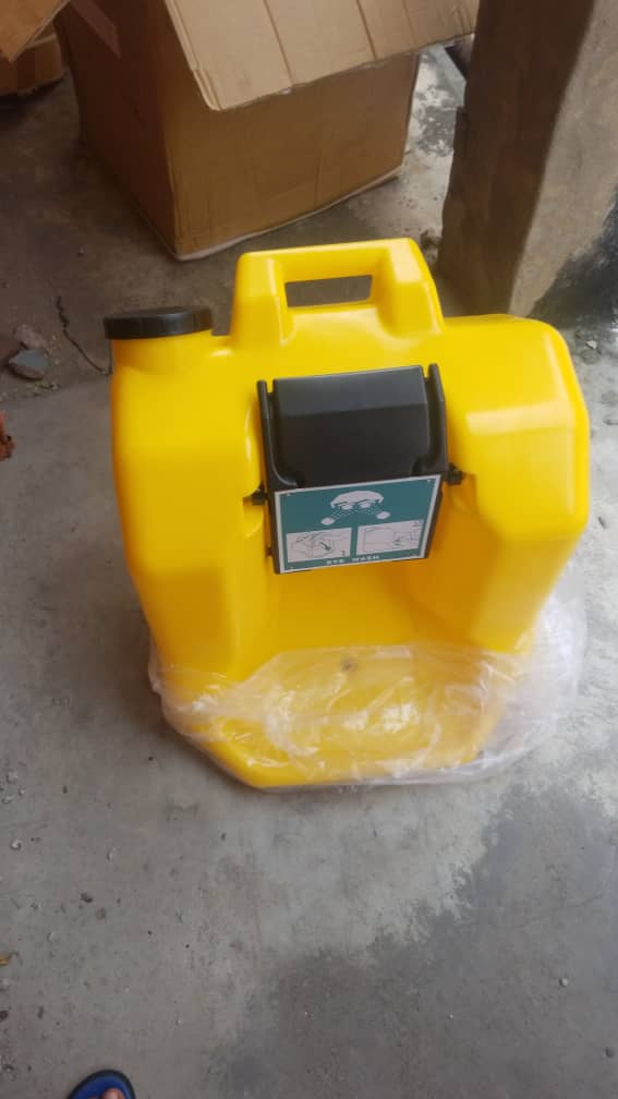 Portable eye wash station