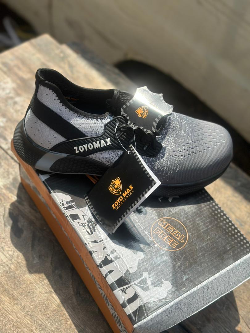 Zoyomax industrial safety sneakers