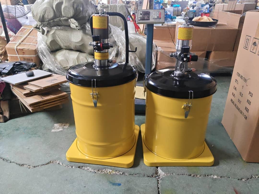 Pneumatic greese pump